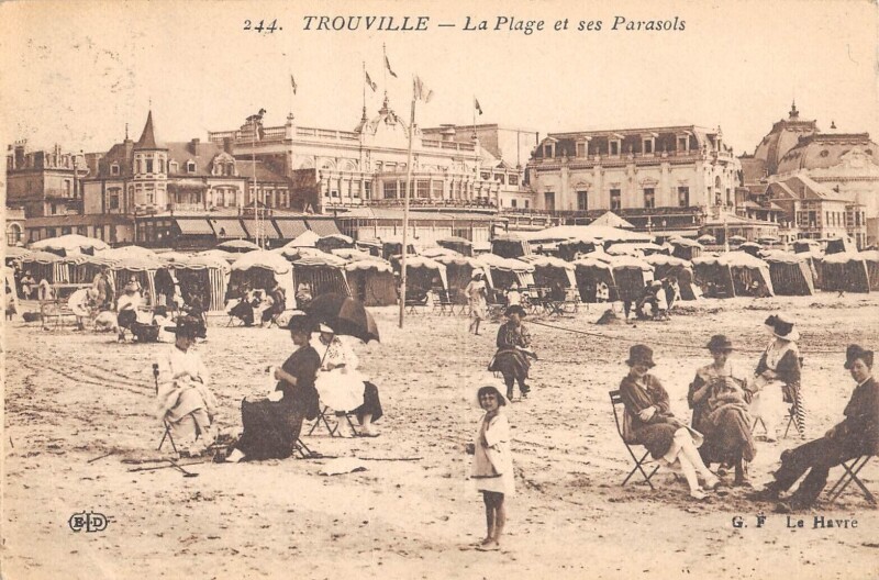 Carte postale ancienne Trouville La Plage Et Ses Parasols