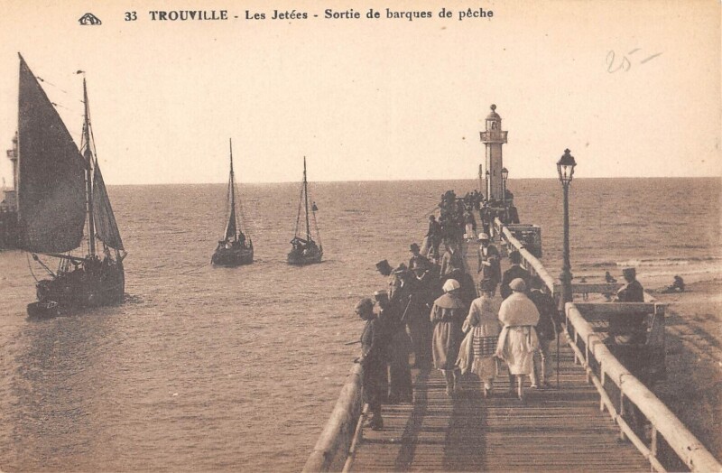 Carte postale ancienne Trouville Sortie Des Barques De Peche