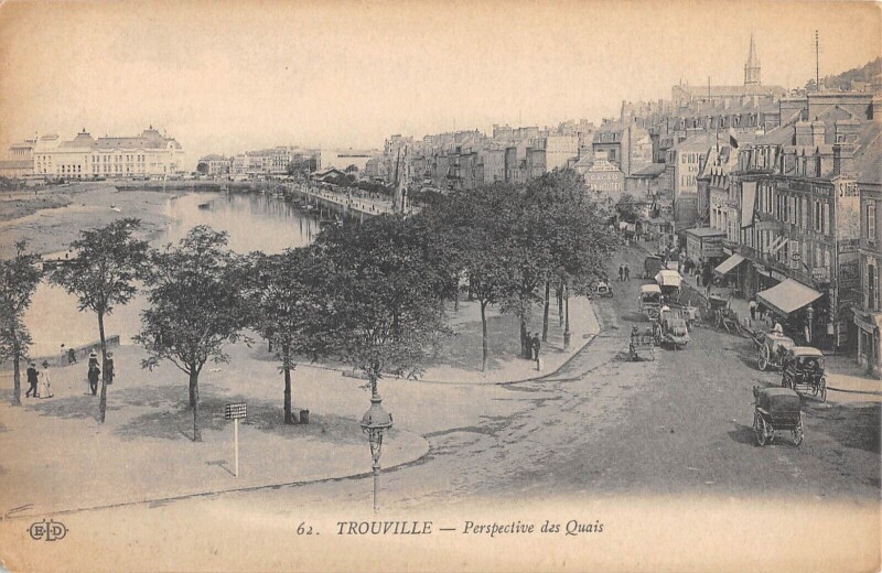 Carte postale ancienne Trouville Perspective Des Quais