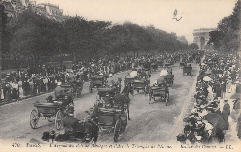 Carte postale ancienne L'Avenue du Bois de Boulogne - Retour des Courses à Paris 16e