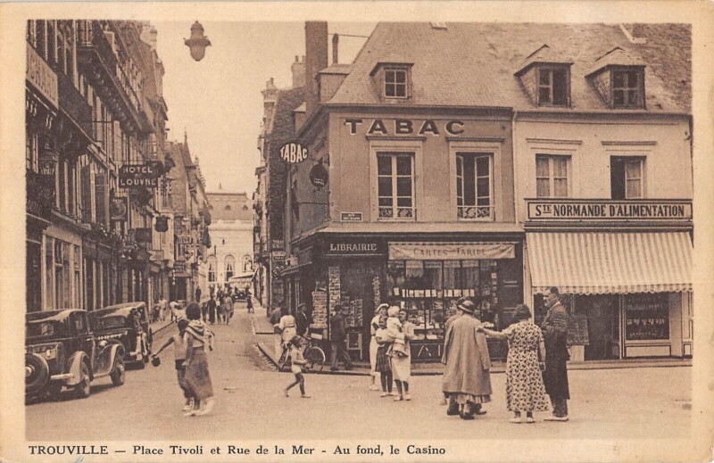 Carte postale ancienne Trouville Place Tivoli Et Rue De La Mer Au Fond Le Casino