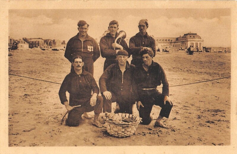 Carte postale ancienne Trouville Les Maitres Baigneurs