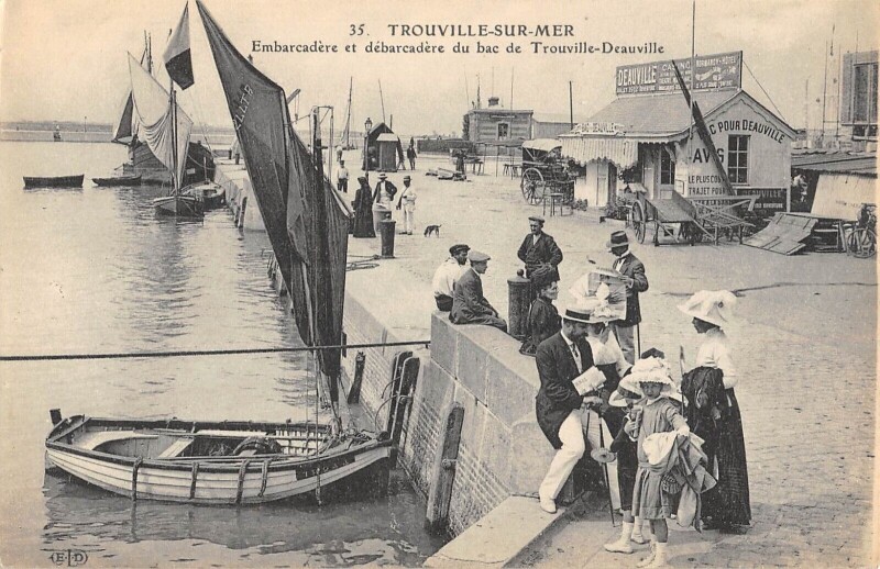 Carte postale ancienne Trouville Sur Mer Embarcadere Et Debarcadere Du Bac Trouville Deauville à Deauville