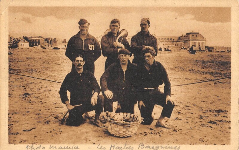 Carte postale ancienne Trouville Les Maitres Baigneurs