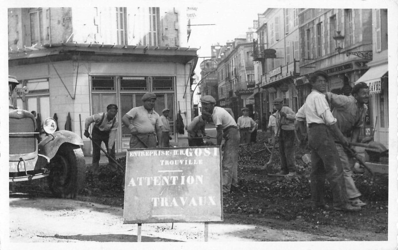 Carte postale ancienne Trouville Rare Carte Photo Entreprise Gosi Attention Travaux