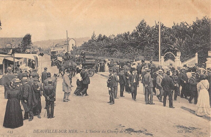 Carte postale ancienne Deauville Entree Du Champ De Courses à Deauville