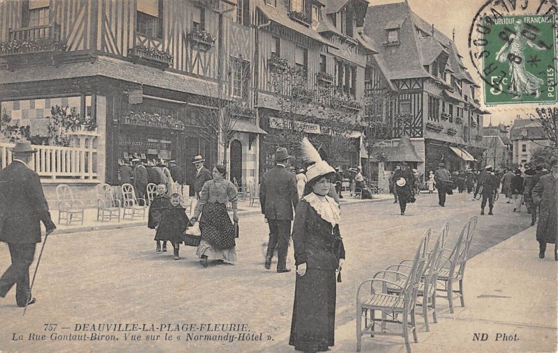 Carte postale ancienne Deauville La Rue Gontaut Biron Vue Sur Le Normandy Hotel à Deauville