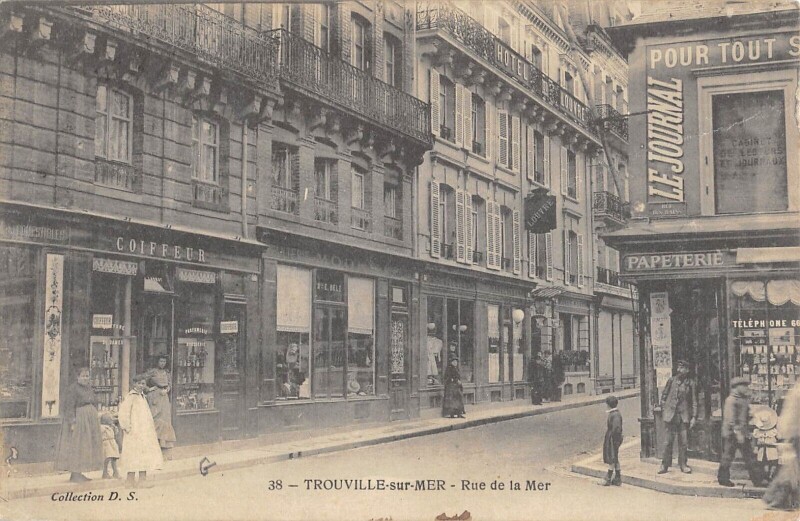 Carte postale ancienne Trouville Sur Mer Rue De La Mer à Trouville-sur-Mer