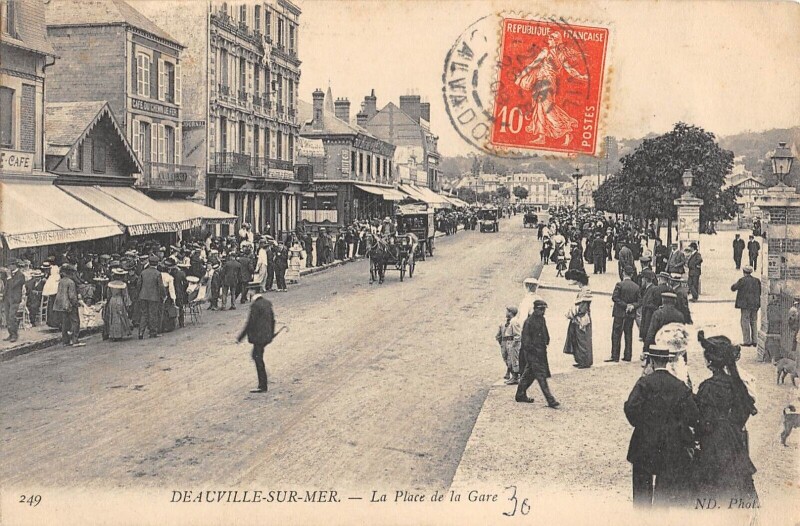 Carte postale ancienne Deauville Sur Mer La Place De La Gare à Deauville