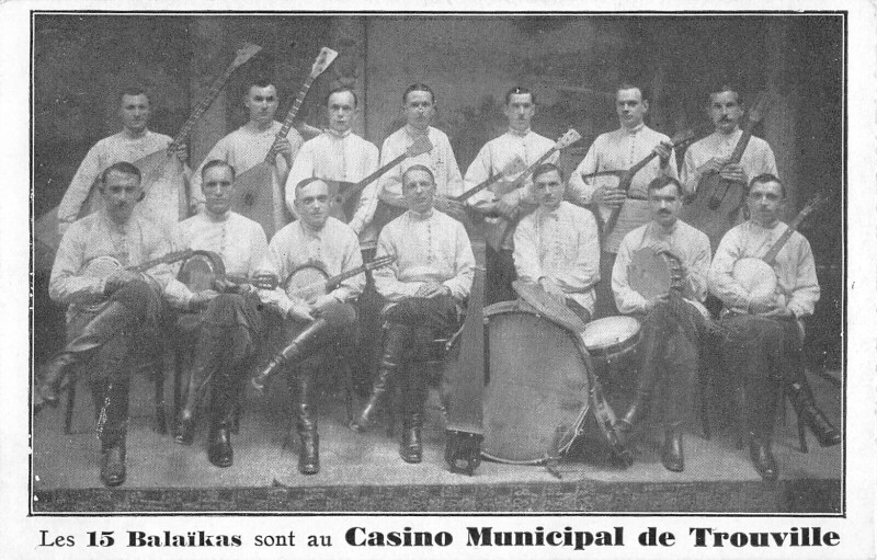 Carte postale ancienne Trouville Les 15 Balaikas Sont Au Casino Municipal De Trouville