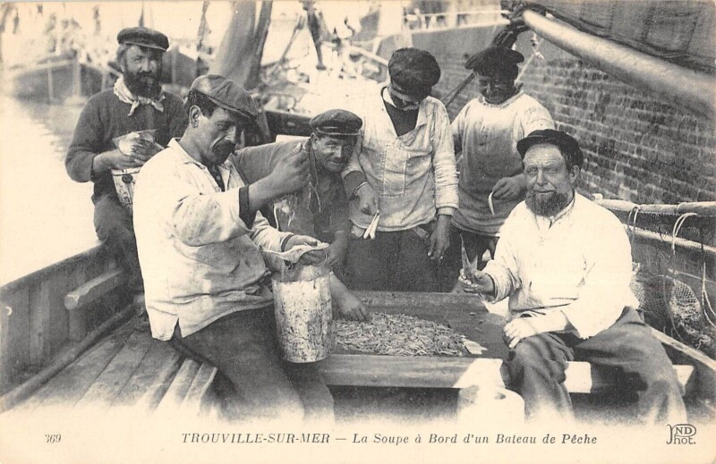 Carte postale ancienne Trouville Sur Mer La Soupe A Bord D'Un Bateau De Peche à Trouville-sur-Mer