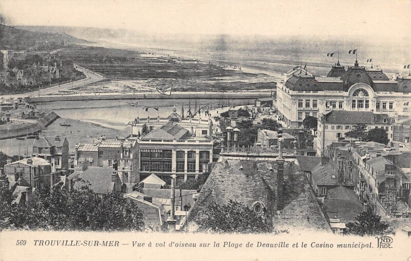Carte postale ancienne Trouville Sur Mer Vue A Vol D'Oiseau Sur La Plage De Deauville Casino à Deauville