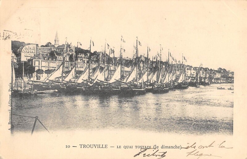 Carte postale ancienne Trouville Le Quai Tostain Le Dimanche