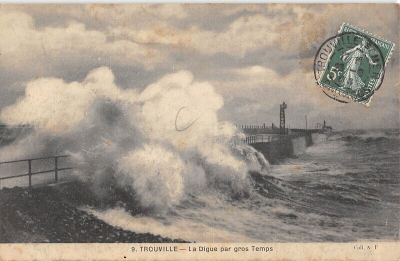 Carte postale ancienne Trouville La Digue Par Gros Temps