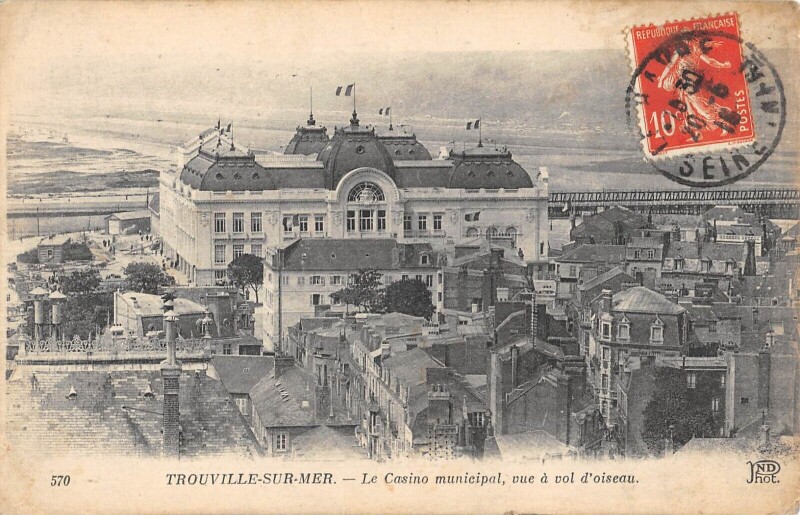 Carte postale ancienne Trouville Sur Mer Le Casino Municipal Vue A Vol D'Oiseau à Trouville-sur-Mer
