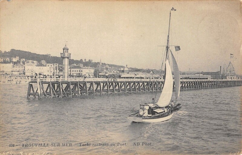 Carte postale ancienne Trouville Sur Mer Yacht Rentrant Au Port à Trouville-sur-Mer