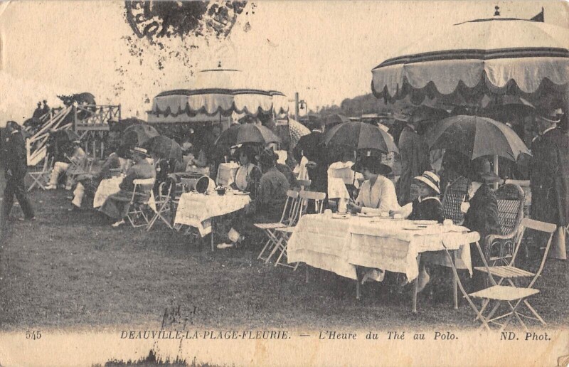 Carte postale ancienne Deauville La Plage Fleurie L'Heure Du The Au Polo à Deauville