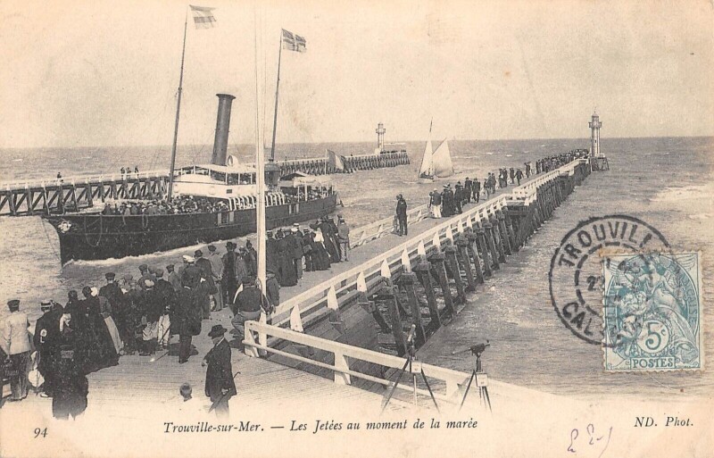 Carte postale ancienne Trouville Sur Mer Les Jetees Au Moment De La Maree à Trouville-sur-Mer