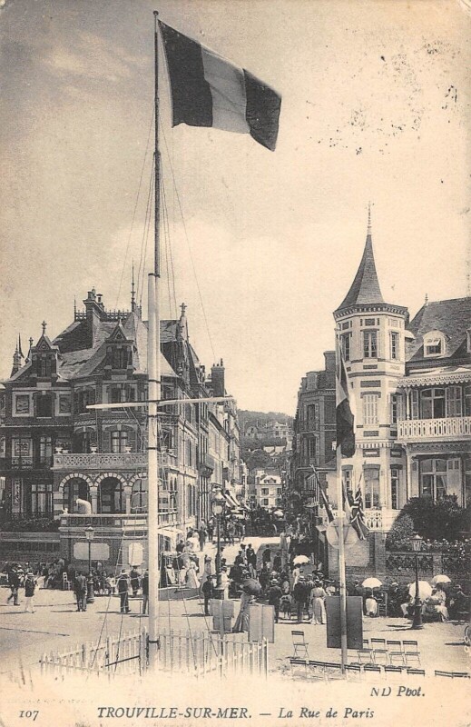 Carte postale ancienne Trouville Sur Mer La Rue De Paris à Trouville-sur-Mer