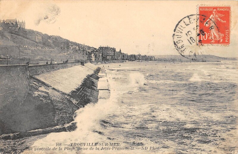 Carte postale ancienne Trouville Sur Mer Vue Generale De La Plage Prise De La Jetee Promenade à Trouville-sur-Mer