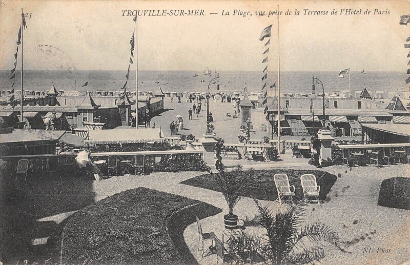 Carte postale ancienne Trouville Sur Mer La Plage Vue Prise De La Terrasse De L'Hotel De Paris à Trouville-sur-Mer