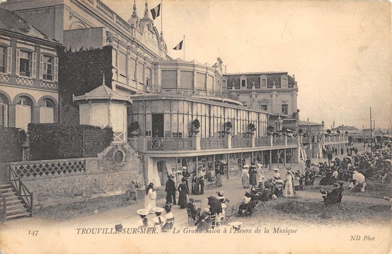 Carte postale ancienne Trouville Sur Mer Le Grand Salon A L'Heure De La Musique à Trouville-sur-Mer
