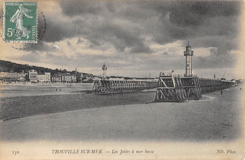 Carte postale ancienne Trouville Sur Mer Les Jetees A Mer Basse à Trouville-sur-Mer
