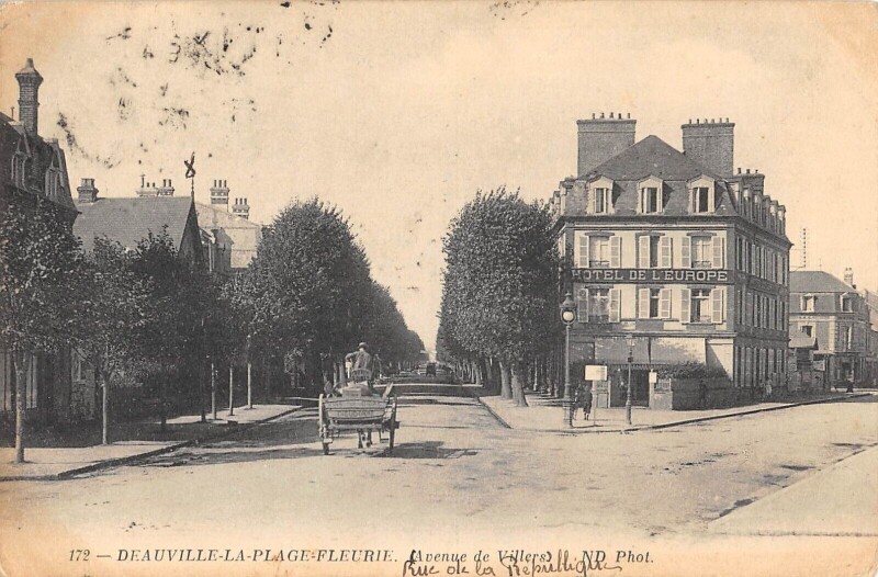 Carte postale ancienne Deauville La Plage Fleurie Avenue De Villers à Deauville