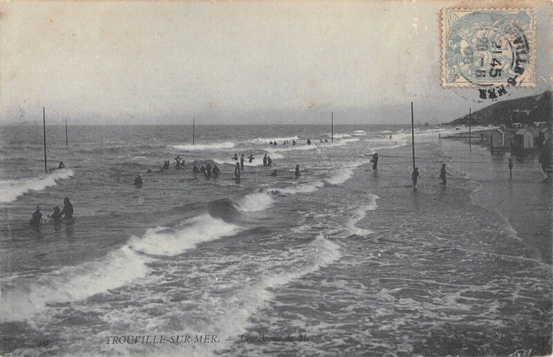 Carte postale ancienne Trouville Sur Mer Les Bains De Mer - Scene De Plage /MER à Trouville-sur-Mer