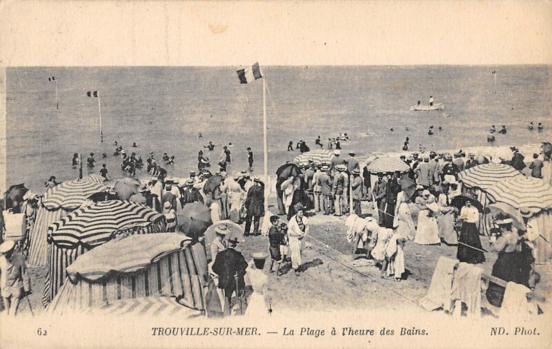 Carte postale ancienne Trouville Sur Mer La Plage A L'Heure Des Bains - Scene De Plage - Mer à Trouville-sur-Mer