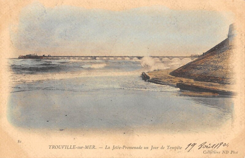 Carte postale ancienne Trouville Sur Mer La Jetee Promenade Un Jour De Tempete à Trouville-sur-Mer
