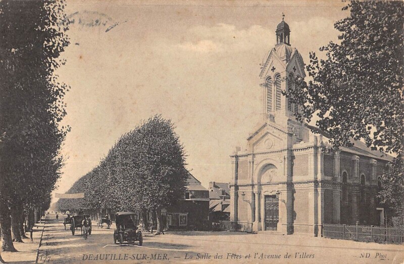 Carte postale ancienne Deauville Sur Mer La Salle Des Fetes Et Avenue De Villers à Deauville