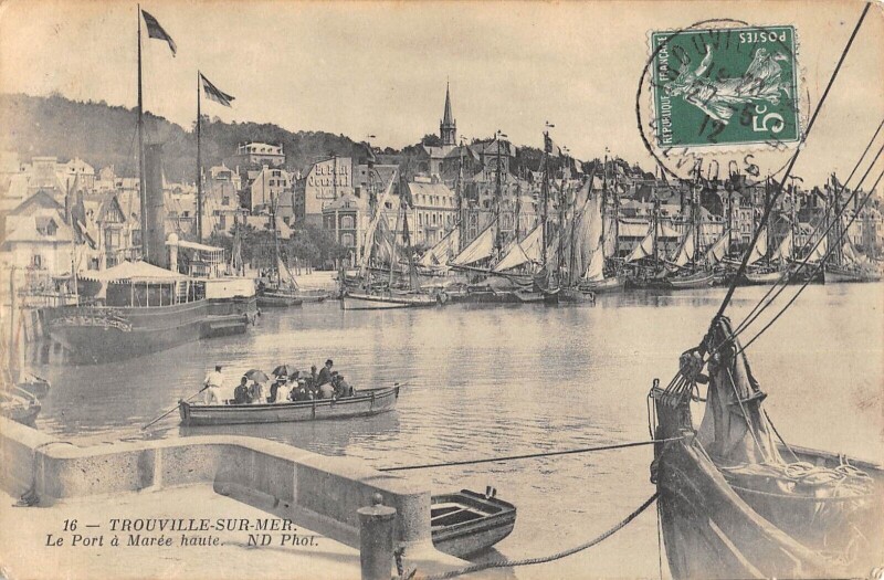 Carte postale ancienne Le Port à Marée haute à Trouville-sur-Mer
