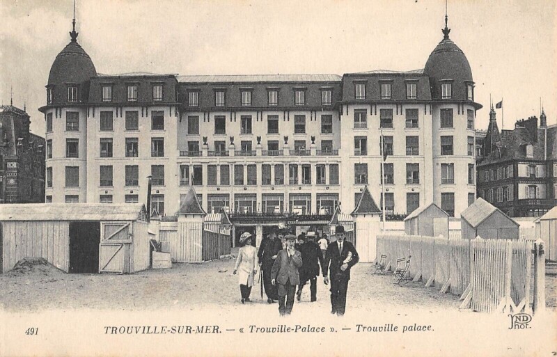 Carte postale ancienne Trouville Sur Mer Le Trouville Palace à Trouville-sur-Mer
