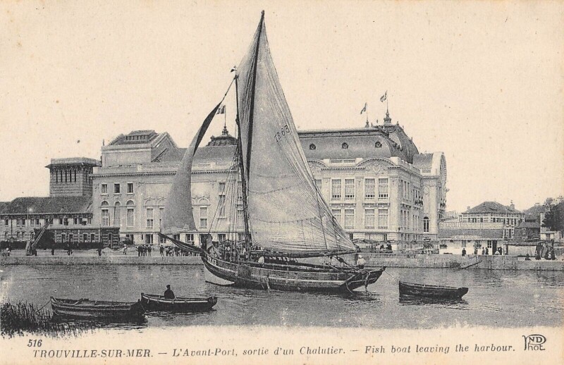 Carte postale ancienne Trouville Sur Mer L'Avant Port Sortie D'Un Chalutier à Trouville-sur-Mer