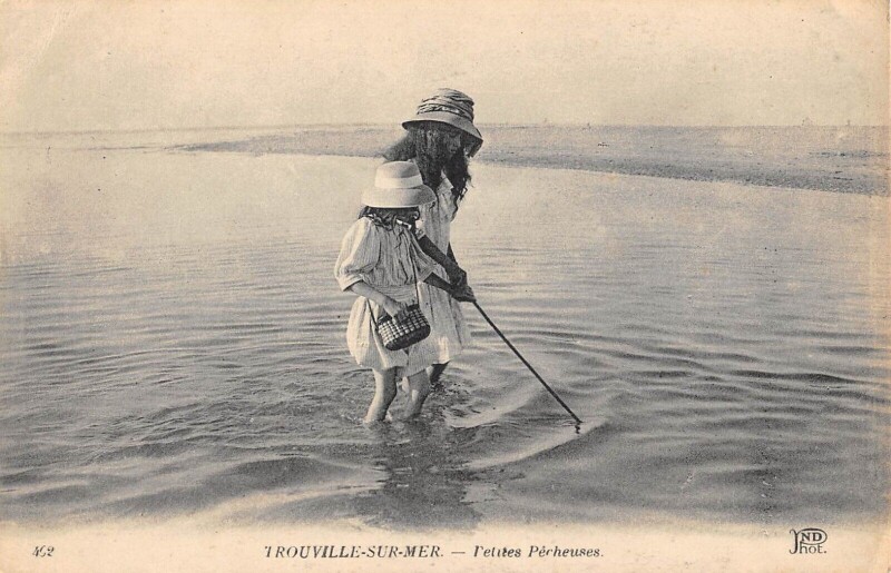 Carte postale ancienne Trouville Sur Mer Petites Pecheuses  / Scene De Plage / Mer à Trouville-sur-Mer