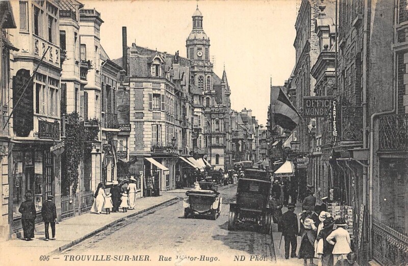 Carte postale ancienne Trouville Sur Mer Rue Victor Hugo à Trouville-sur-Mer