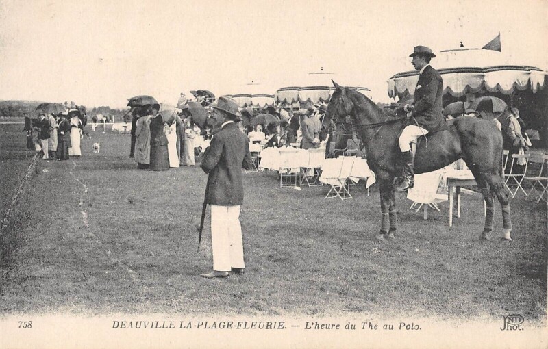 Carte postale ancienne Deauville L'Heure Du The Au Polo à Deauville