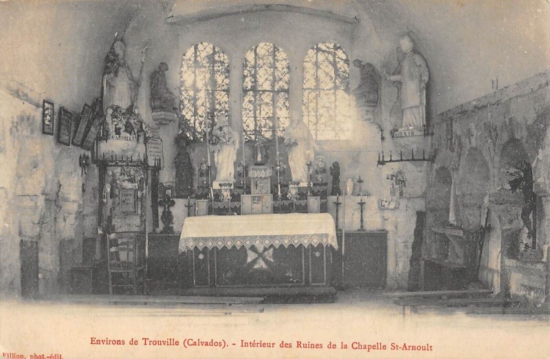 Carte postale ancienne Env.trouville Interieur Des Ruines De La Chapelle Saint-Arnoult à Saint-Arnoult