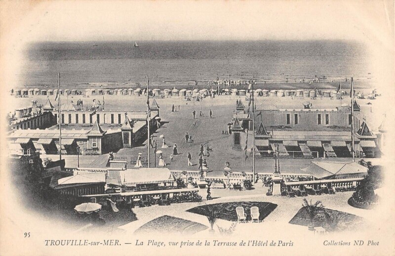 Carte postale ancienne Trouville Sur Mer La Plage Vue Prise De La Terrasse Hotel De Paris à Trouville-sur-Mer