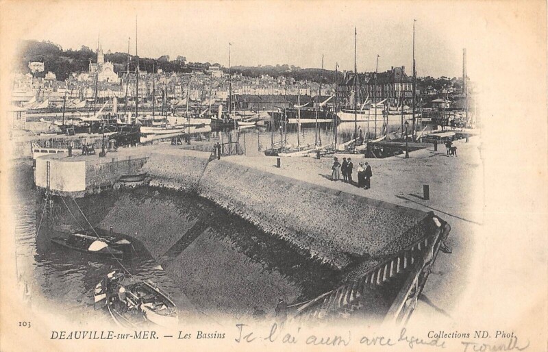 Carte postale ancienne Deauville Sur Mer Les Bassins à Deauville