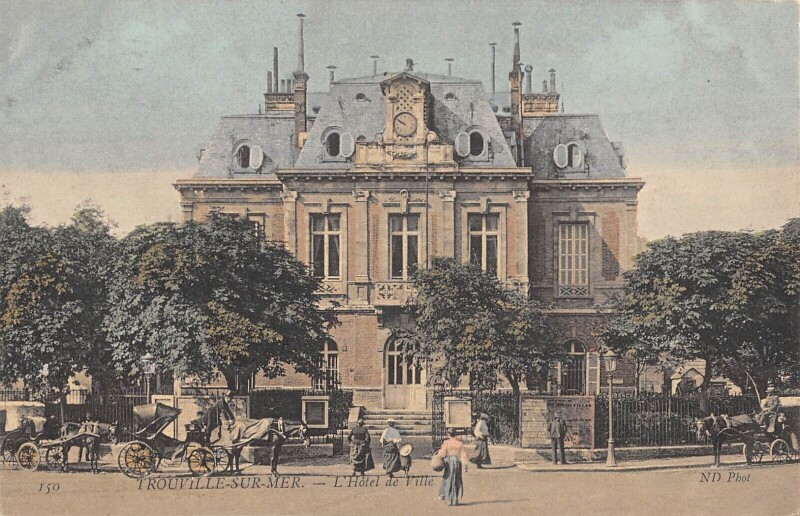 Carte postale ancienne Trouville Sur Mer L'Hotel De Ville à Trouville-sur-Mer