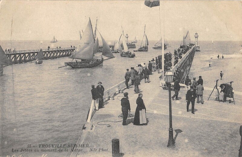 Carte postale ancienne Trouville Sur Mer Les Jetees Au Moment De La Maree à Trouville-sur-Mer