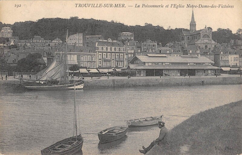 Carte postale ancienne Trouville Sur Mer La Poissonnerie Et Eglise Notre Dame Des Victoires à Trouville-sur-Mer