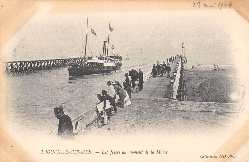 Carte postale ancienne Trouville Sur Mer Les Jetees Au Moment De La Maree à Trouville-sur-Mer