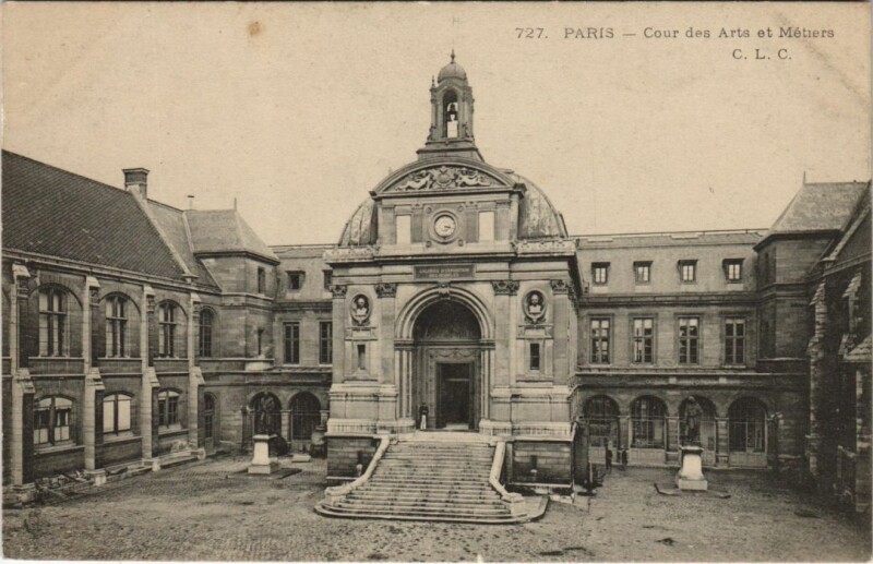 Carte postale ancienne Paris 3e Cour des Arts et Métiers