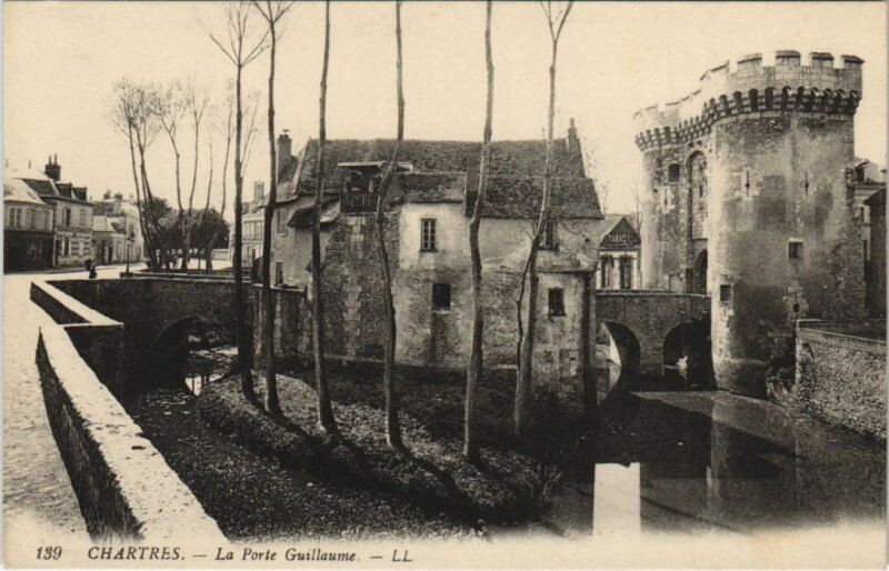 Carte postale ancienne Chartres Porte Guillaume France à Chartres