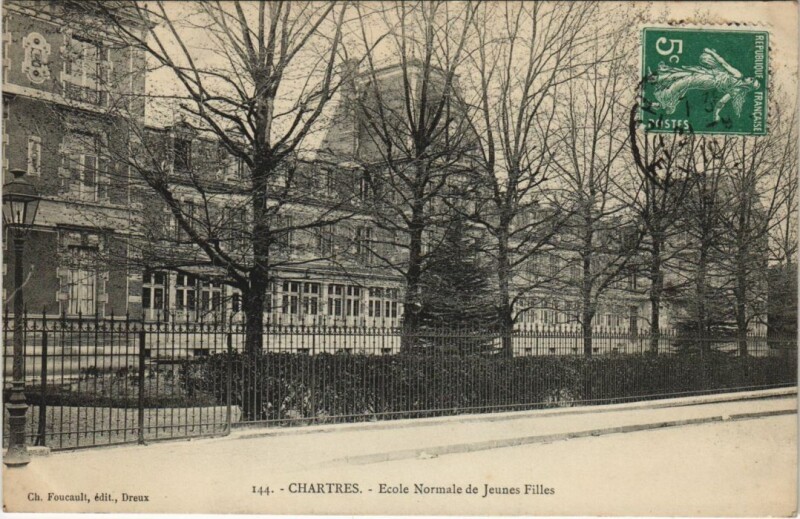 Carte postale ancienne Chartres Ecole Normale de Jeunes Filles France à Chartres
