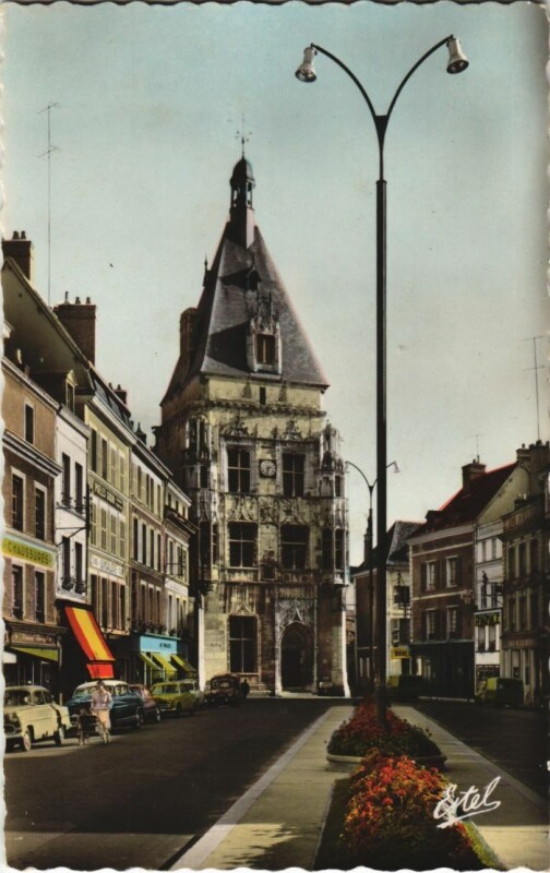 Carte postale ancienne Dreux Beffroi bati sous Francois 1er France à Dreux