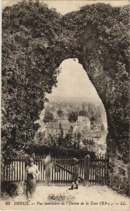 Carte postale ancienne Dreux vue interieure de l'Entree de la Tour France à Dreux